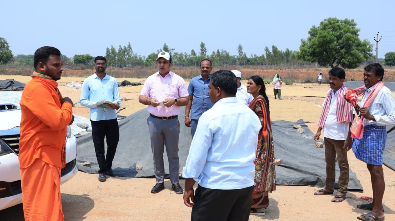  సజావుగా కొనుగోళ్లు    టోకెన్ విధానాన్ని పాటించాలి    జిల్లా కలెక్టర్ సందీప్ కుమార్ ఝా 